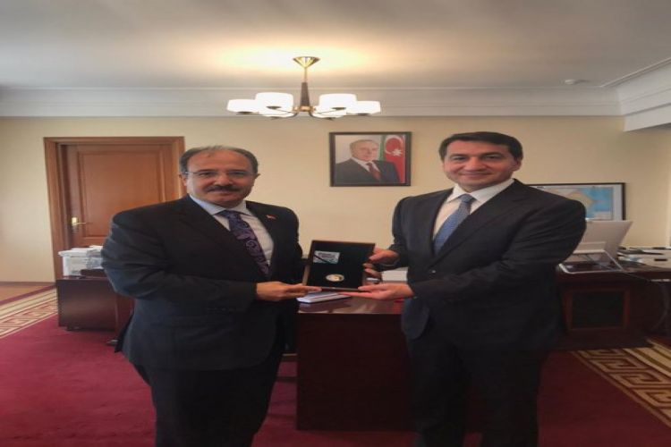 Посол Турции вручил Хикмету Гаджиеву памятную монету, посвященную Победе в Карабахе