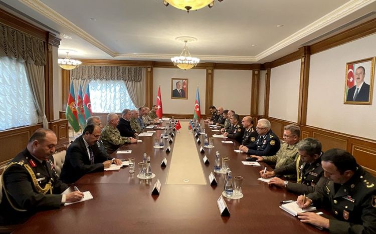 Министры обороны Азербайджана и Турции обсудили расширение военного сотрудничества