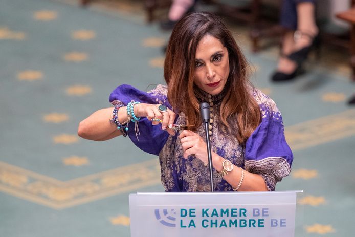 Belçika parlamentinin deputatından iranlı qadınlara DƏSTƏK - Saçını kəsdi VİDEO