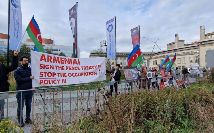 Aзербайджанская община провела пикет перед посольством Армении в Королевстве Нидерландов
