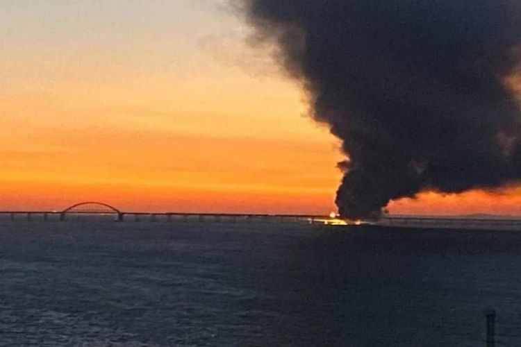 На мосту в Крыму произошел пожар