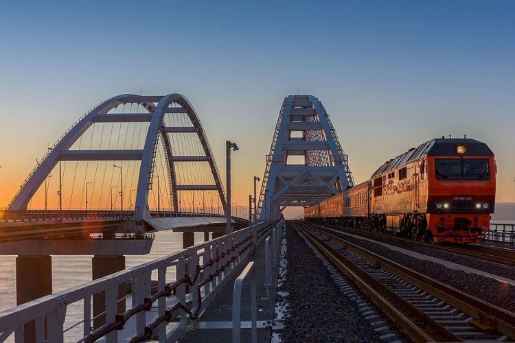 Движение поездов из Москвы и Санкт-Петербурга приостановлено из-за взрыва на Крымском мосту