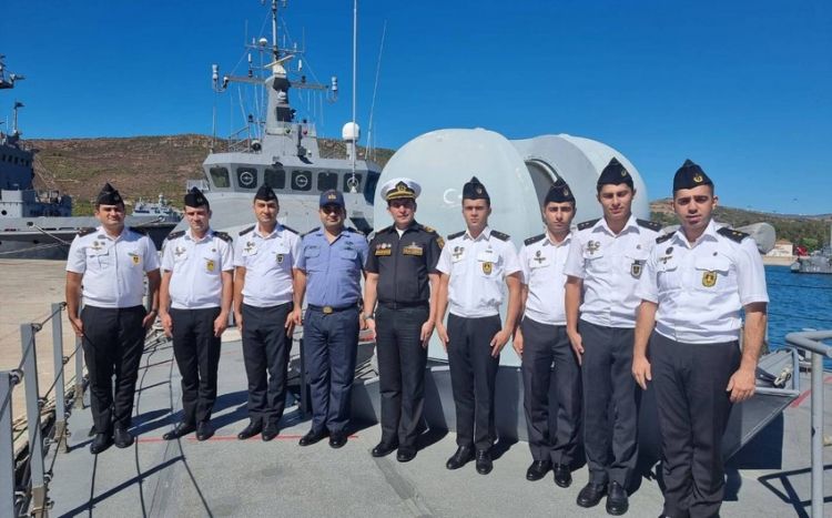 Азербайджанские военнослужащие проходят подготовку на патрульном корабле в Турции