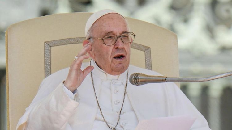 البابا فرنسيس يصف إقصاء المهاجرين بأنه إجرامي ويتجه للتصادم مع ميلوني