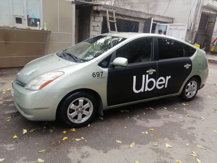 “Uber” sürücüsü müştərilərin gözü qarşısında NARKOTİK satır