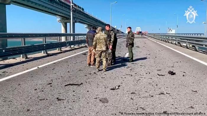 غواصون روس يتفقدون الأضرار بجسر القرم