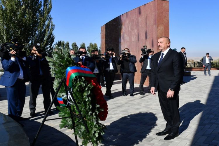 Президент посетил Национальный историко-мемориальный комплекс «Ата-Бейит» в Бишкеке ОБНОВЛЕНО