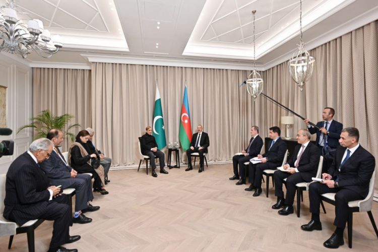 Президент Ильхам Алиев пригласил премьер-министра Пакистана в Азербайджан