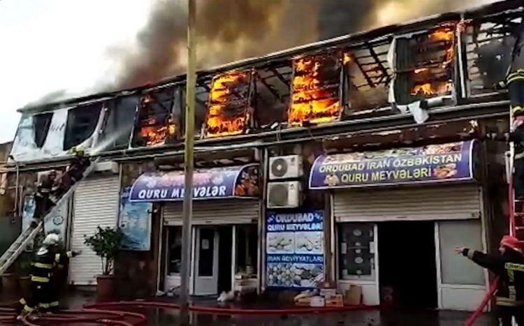 Пожар в торговом объекте в Баку локализован ОБНОВЛЕНО