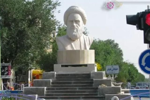 İranda etirazçılar Xomeyninin heykəlini dağıtdı
