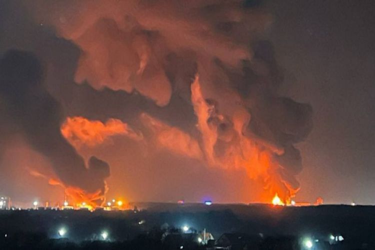 На нефтебазе в России вспыхнул пожар