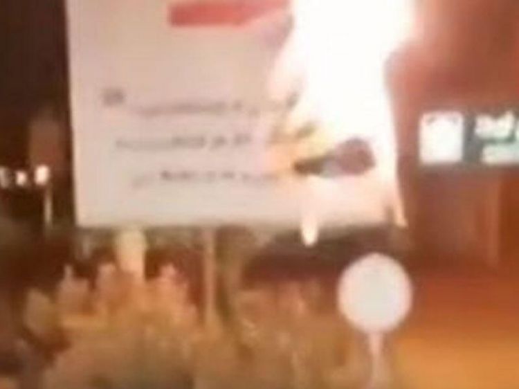 İranda Xameneinin baneri yandırıldı