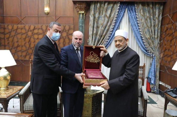 الرئيس الفلسطيني يهدي شيخ الأزهر أول نسخة من مصحف المسجد الأقصى