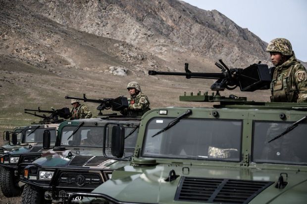 Кыргызстан сообщил о подготовке Таджикистаном боевых позиций близ границы