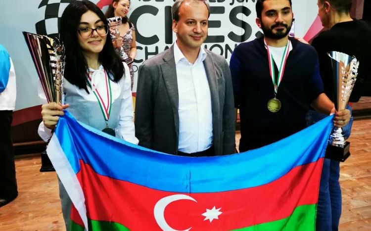 Президент ФИДЕ поздравил азербайджанских шахматистов с победой на чемпионате мира