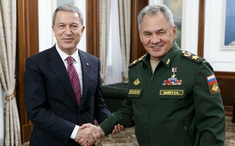 Главы минобороны Турции и России обсудили ситуацию в Украине