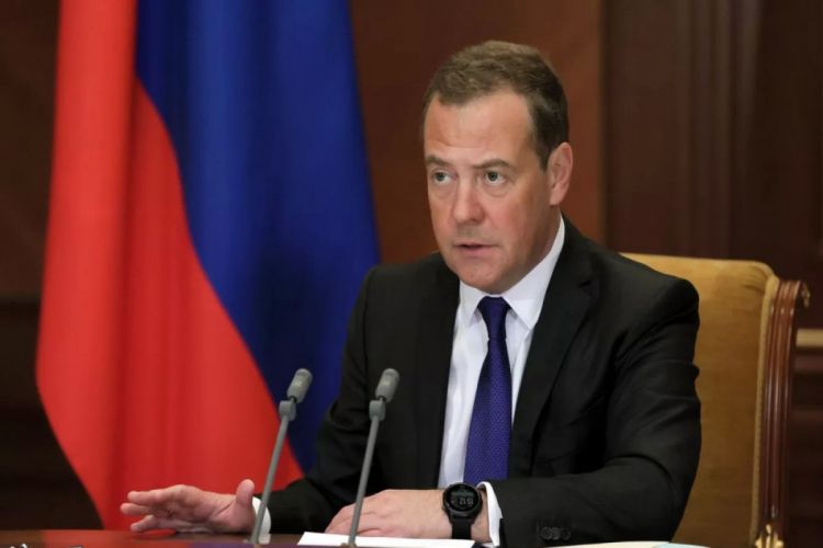 Медведев: В России растет производство, начиная от танков и заканчивая дронами