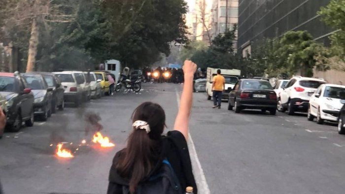 İranda etirazlar DAVAM EDİR Hökumət idarələrinə “molotov” ATILIR