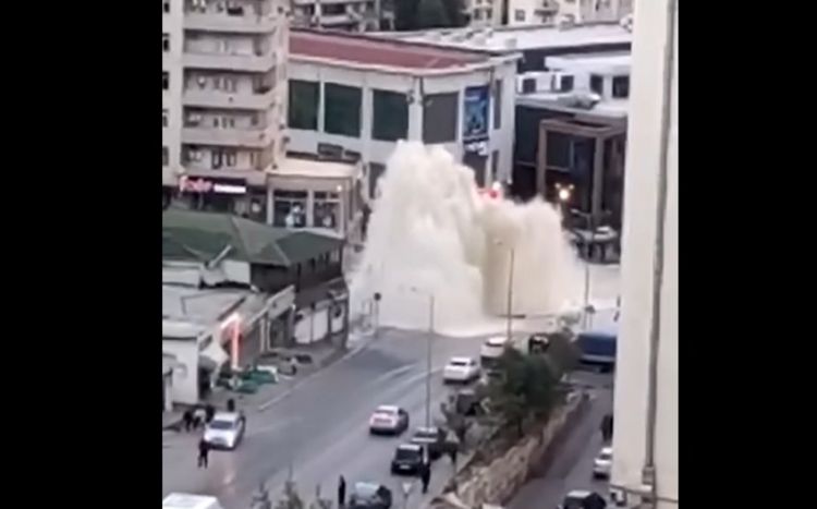 В Ясамальском районе Баку прорвало водопроводную трубу