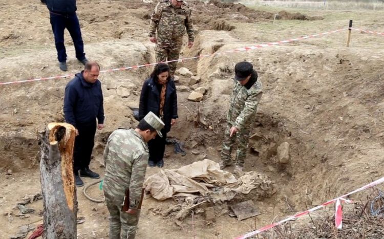 Военный прокурор осмотрел массовые захоронения, обнаруженные на освобожденных территориях