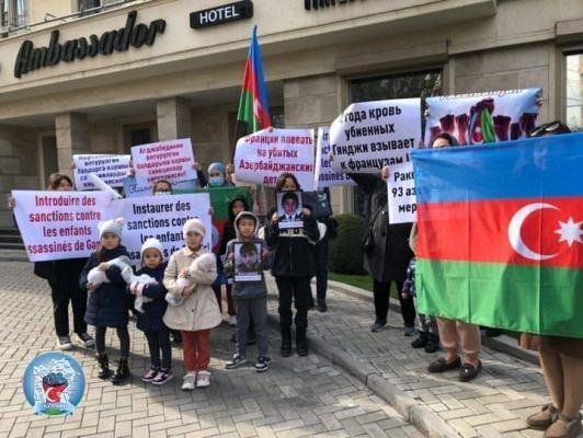 «Введите санкции против убийц детей Гянджи!» В Бишкеке пикетируют посольство Франции