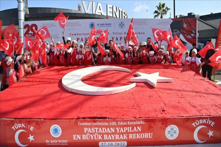В Турции установили мировой рекорд по изготовлению торта в виде флага