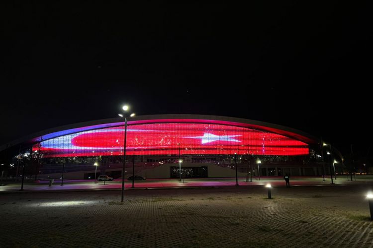 Здание Бакинского Дворца водных видов спорта окрасилось в цвета флага Турции