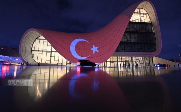 Центр Гейдара Алиева освещен цветами турецкого флага