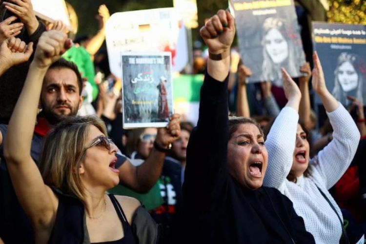 На протестующих перед посольством Ирана в Германии совершено нападение