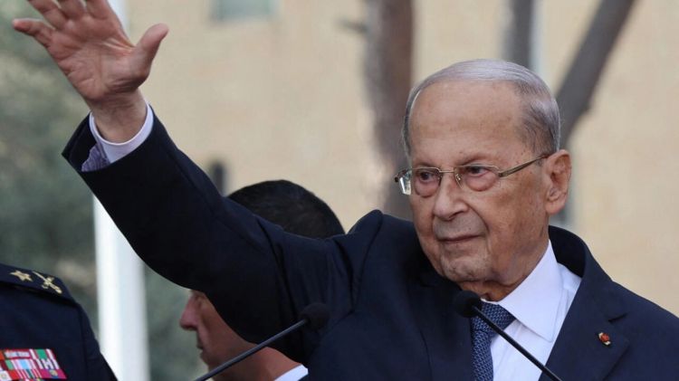 الرئيس اللبناني يغادر قصر الرئاسة ويعلن توقيع مرسوم استقالة الحكومة