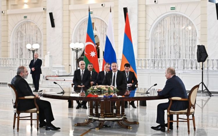 В Сочи состоялась трехсторонняя встреча лидеров Азербайджана, России и Армении