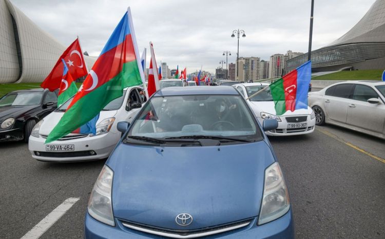 В Баку состоялся автопробег Победы с участием ветеранов Отечественной войны