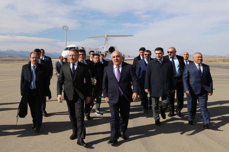 Вице-президент Турции ознакомился с аэропортом Физули и отправился в Шушу