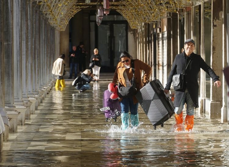 Venesiyanın məşhur San Marko meydanı su altında qaldı