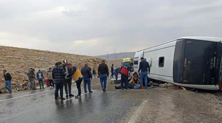 Türkiyədə immiqrantları daşıyan avtobus AŞDI: 3 ölü, 10-larla yaralı