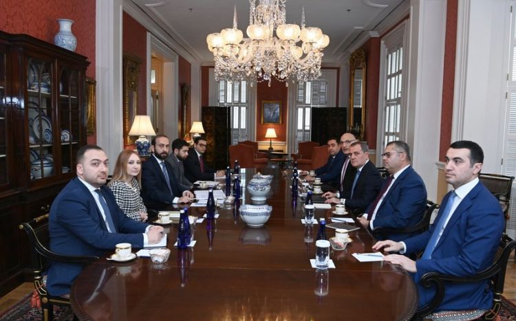 Началась встреча глав внешнеполитических ведомств Азербайджана и Армении