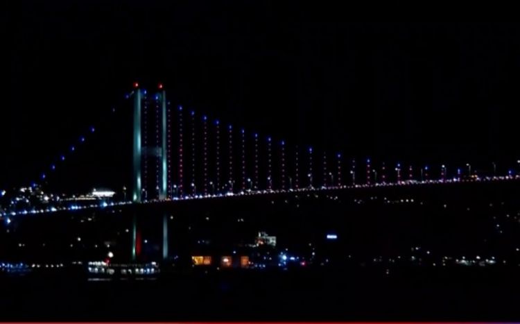 Мост шехидов в Стамбуле окрасился в цвета азербайджанского флага