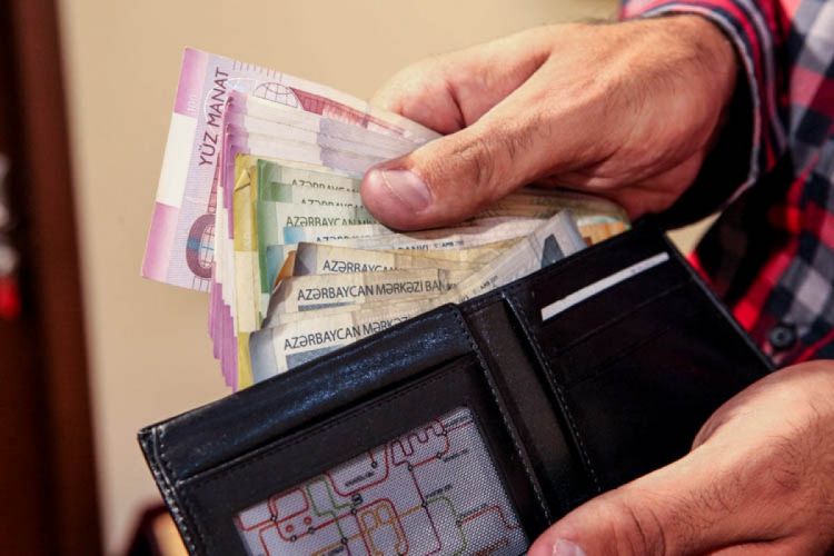 Среднемесячная зарплата в Баку превысила 1000 манатов