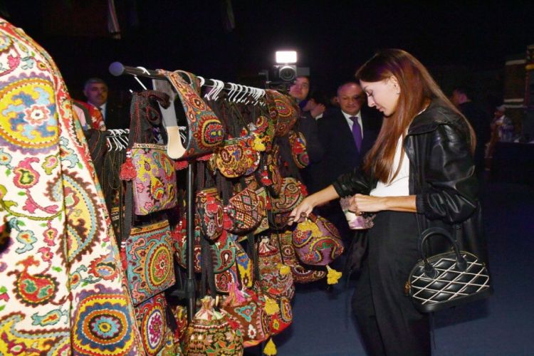 Мехрибан Алиева ознакомилась с выставкой «Миражи времени» в Самарканде