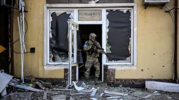 Azad edilən Xersondakı evinə qayıdan ukraynalı hərbçinin duyğulandıran GÖRÜNTÜLƏRİ