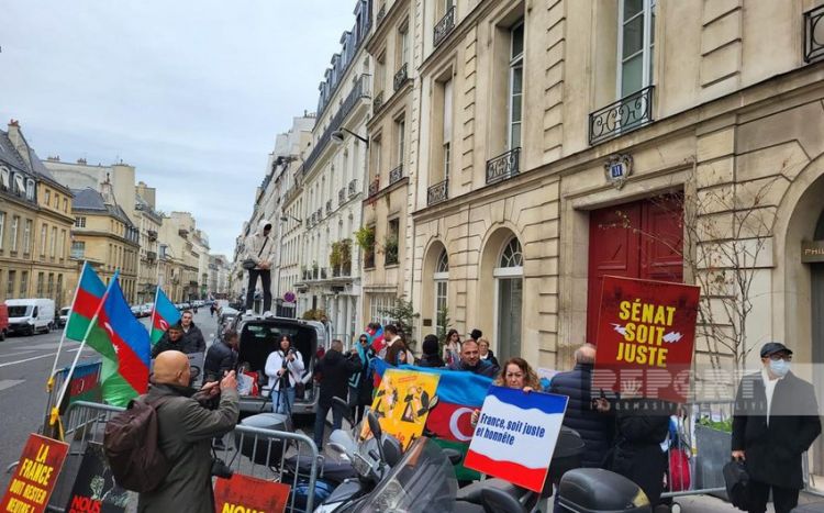 Азербайджанцы проводят акцию протеста перед Сенатом Франции