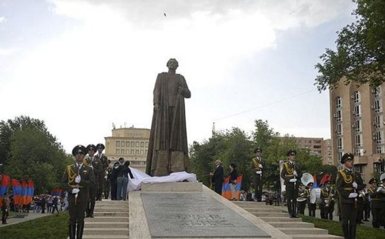 В Ереване неизвестные на памятнике Гарегина Нжде Нждени написали "Смерть Хаменеи"