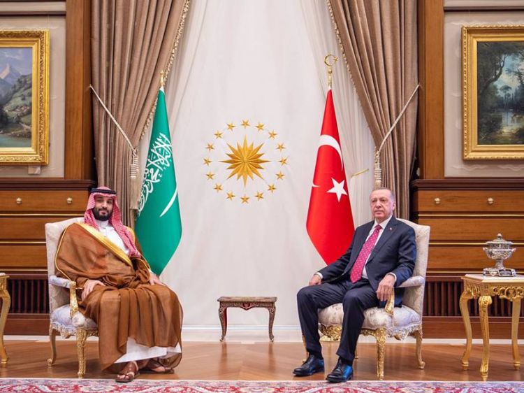 ولي العهد السعودي والرئيس التركي يبحثان في بالي المستجدات الإقليمية والدولية