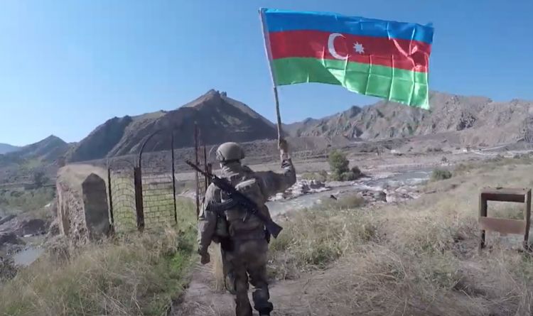 Tarixi Xudafərin körpüsü üzərində Azərbaycan bayrağı dalğalandı