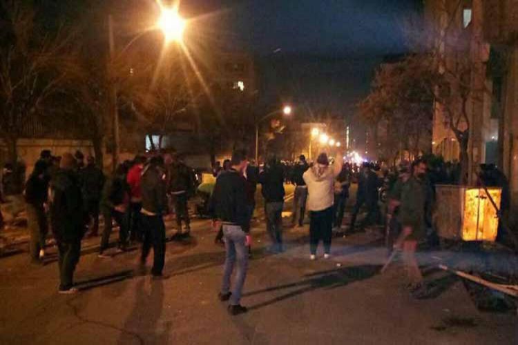 В Иране протестующие убили генерала полиции