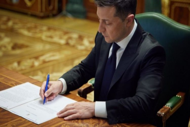 Зеленский подписал закон, ограничивающий финансовые операции с гражданами России и Беларуси