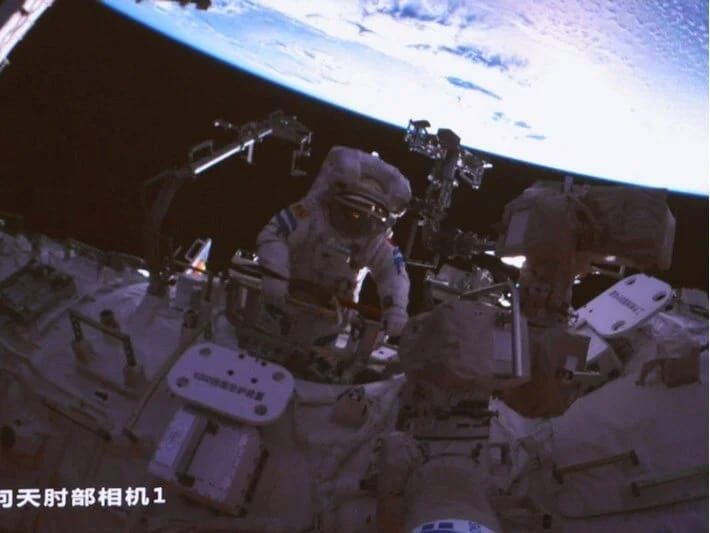 Çinli astronavtlar 5,5 saatlıq kosmik gəzintiyə çıxdılar