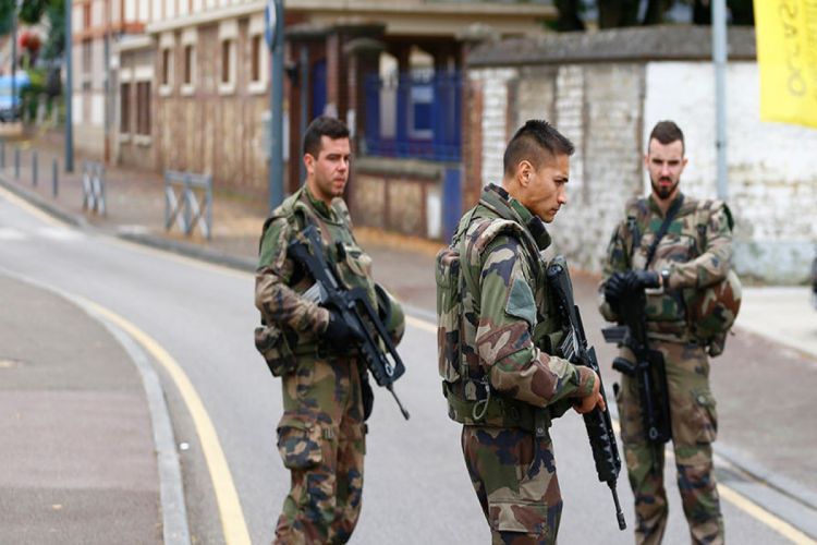 Во Франции поезд сбил группу военных на учениях