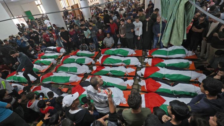 الفلسطينيون يشيعون جثامين 21 شخصا لقوا حتفهم في حريق بغـزة