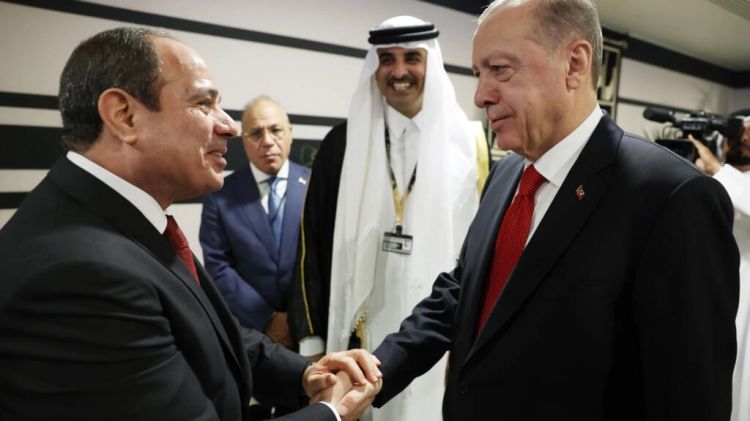أول مصافحة بين أردوغان والسيسي على هامش افتتاح كأس العالم في قطر